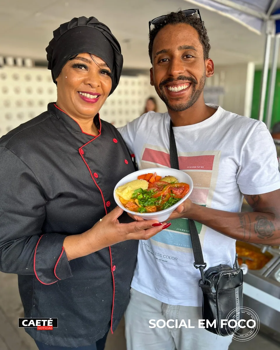 Profissional de gastronomia apresentando um prato no Festival de Guisados