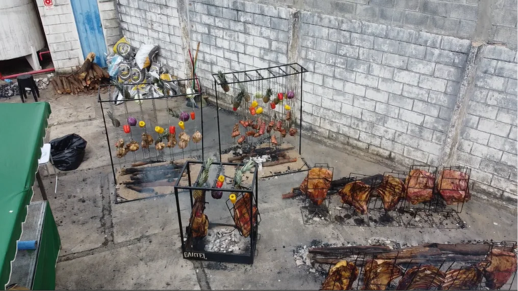 Carnes e legumes preparados em churrasco fogo de chão