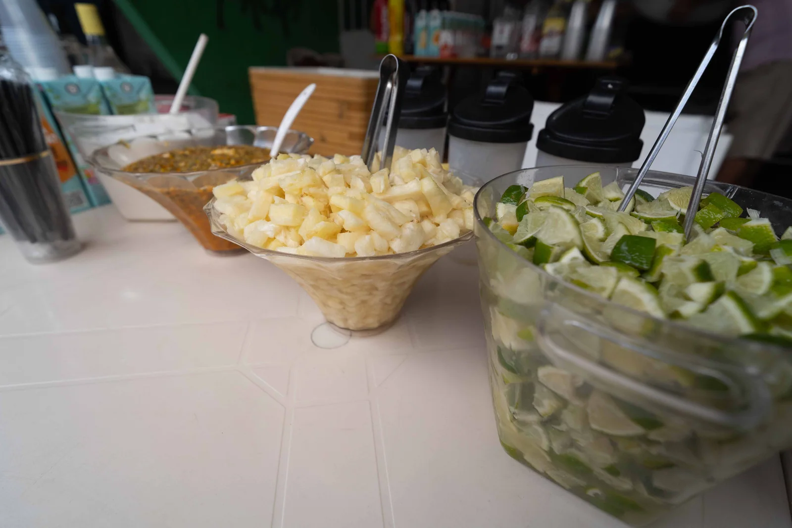Ingredientes frescos preparados para drinks em um evento