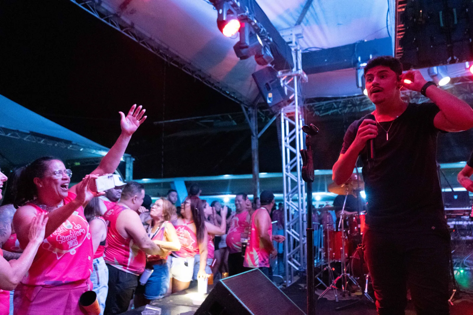 Apresentação musical com palco e iluminação profissional