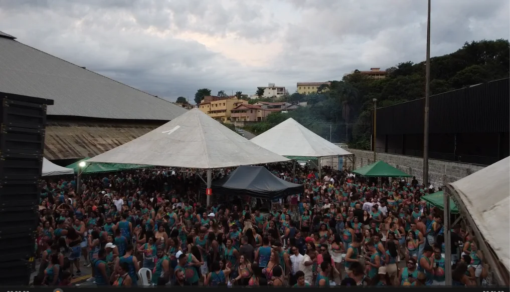 Público reunido sob tendas e estruturas temporárias em evento da AAS